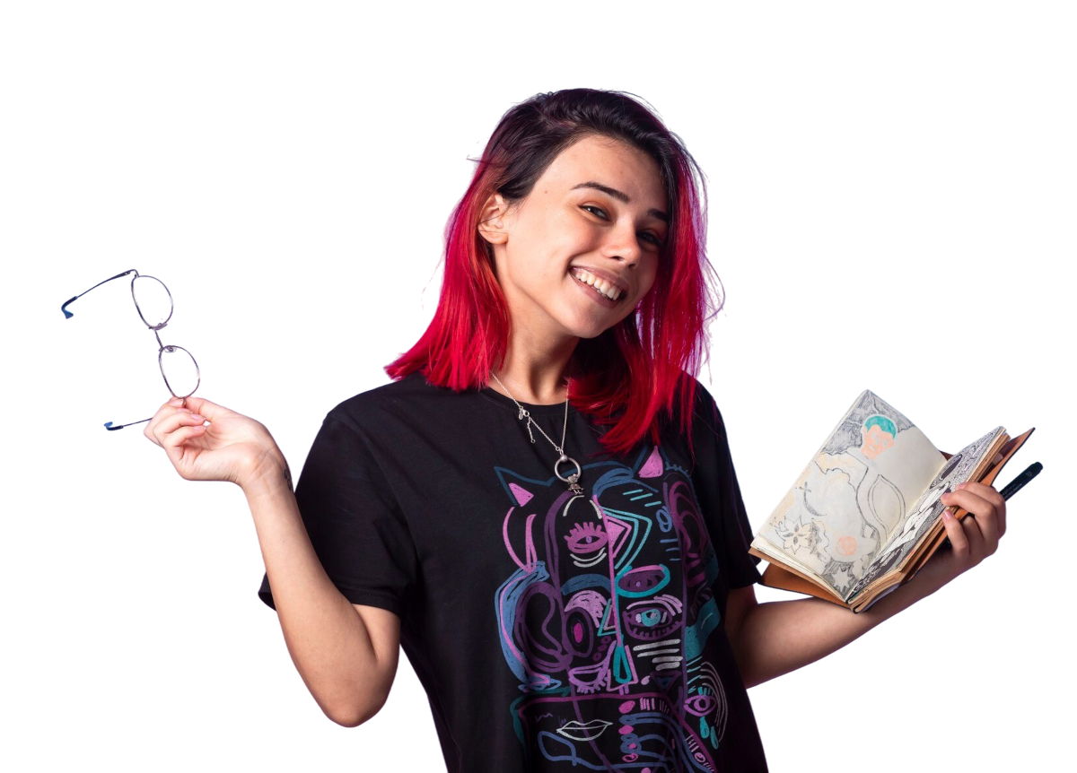 Aluna do curso sorrindo, segurando óculos e um caderno de desenhos